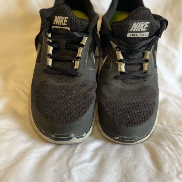 👟🌸GUC Nike Sneakers, black and white, size 10.5 - Picture 3 of 12